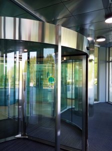Автоматические револьверные двери